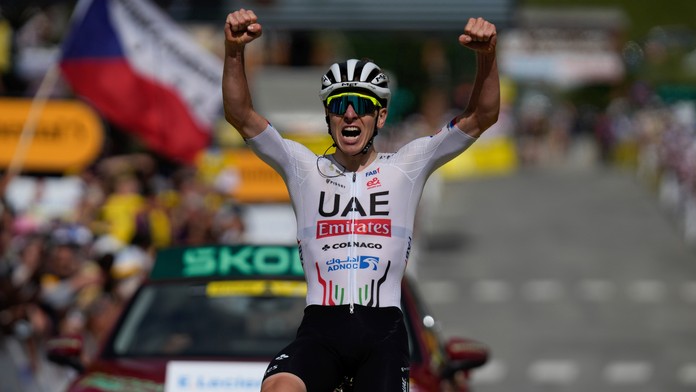 Na slávnom kopci unikol všetkým. Slovinec fenomenálne triumfoval a na Tour je opäť „žltý“
