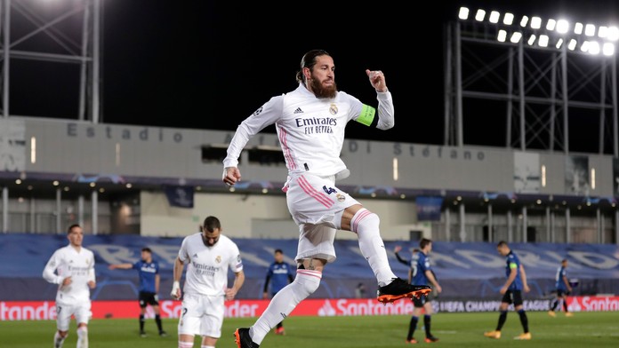 Kapitán Realu Sergio Ramos oslavuje gól v odvete osemfinále LM proti Atalante.