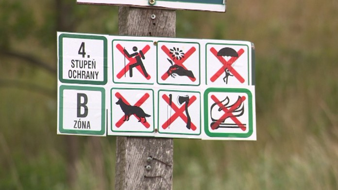 Značka zakazujúca vjazd na bicykli tu chýba.