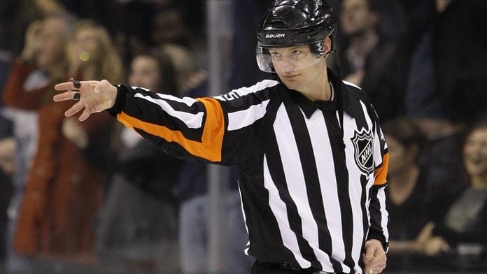 Hokejový rozhodca Švéd Marcus Vinnerborg  na archívnej snímke.