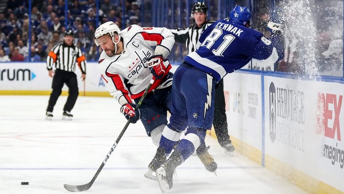 Slovenský obranca v drese Tampy Erik Černák (vpravo) a kapitán Washingtonu Capitals Alex Ovečkin bojujú o puk.