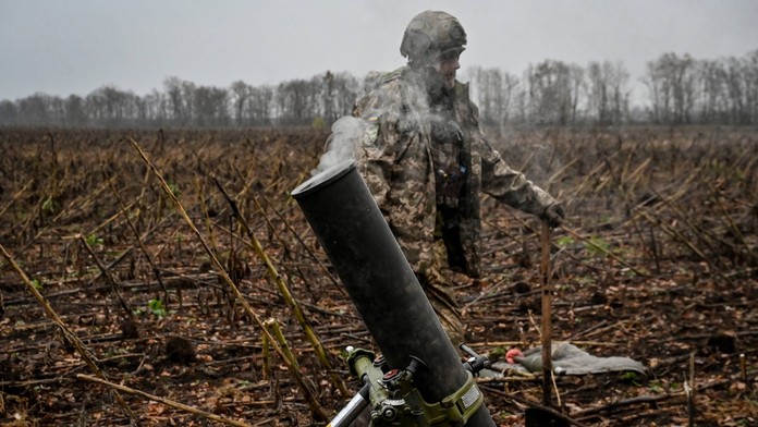 Rusi majú čoraz väčší problém s nedostatkom munície. Armáda používa aj už vyradené náboje
