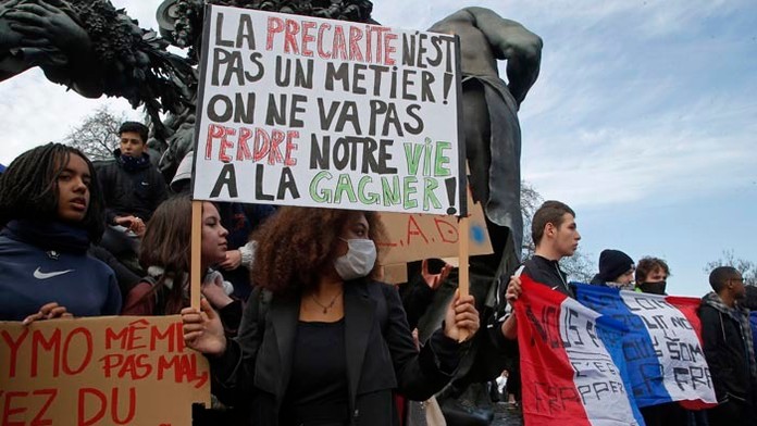 Protestujúci mladí ľudia sa dostali v utorok do potýčok s políciou v Paríži a po celom Francúzsku.