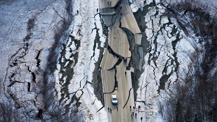 V dôsledku zemetrasenia popraskaná a zvlnená cesta s názvom Vine Road na kopci pri meste Wasilla.