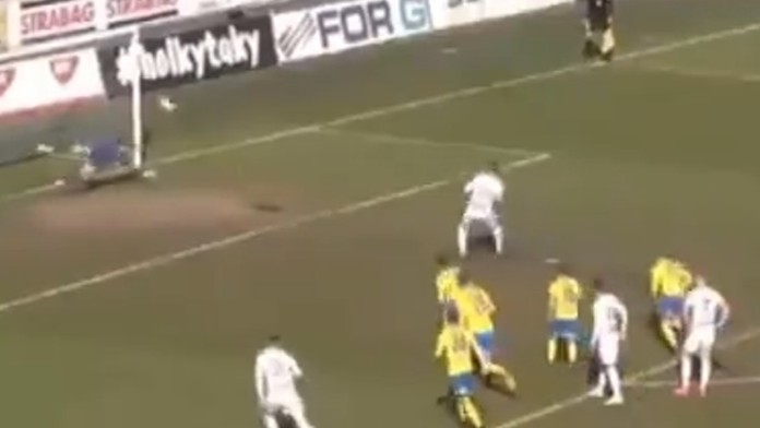Kuriózny gól z penalty.