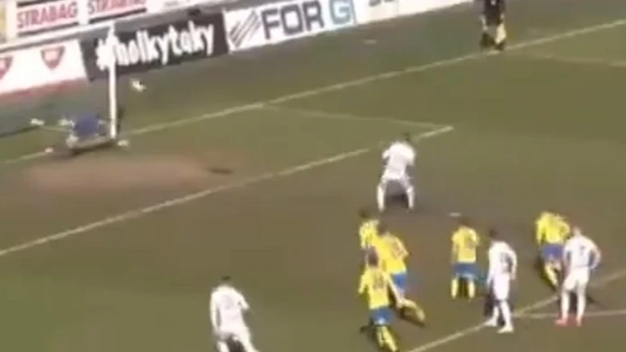 Kuriózny gól z penalty.