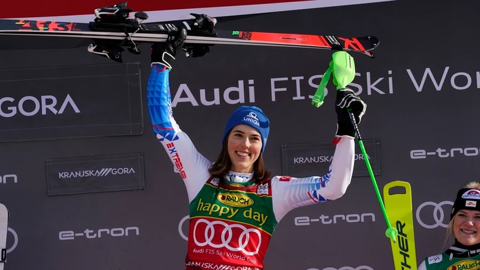 Alpská lyžiarka Petra Vlhová oslavuje s priateľom Michalom Kyselicom triumf v slalome v Kranjskej Gore.