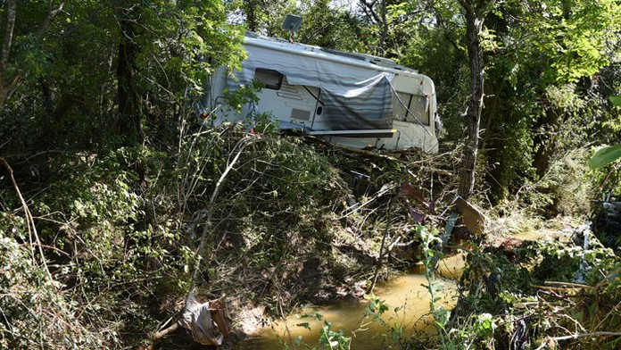 Zničený príves po záplavách.