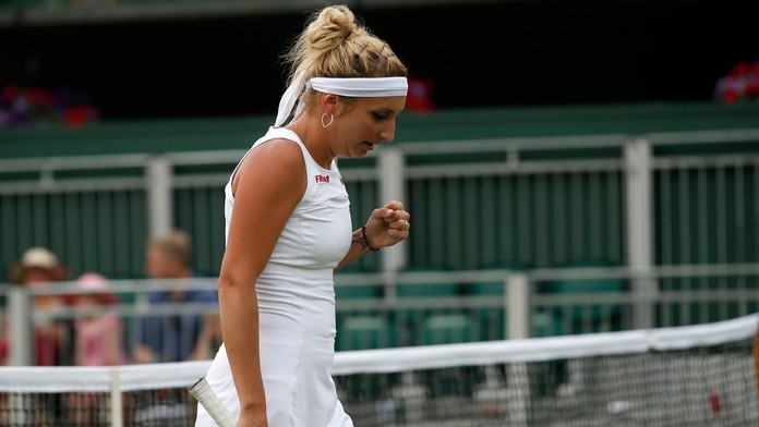 Švajčiarka Timea Bacsinszka počas zápasu proti Kristíne Kučovej.