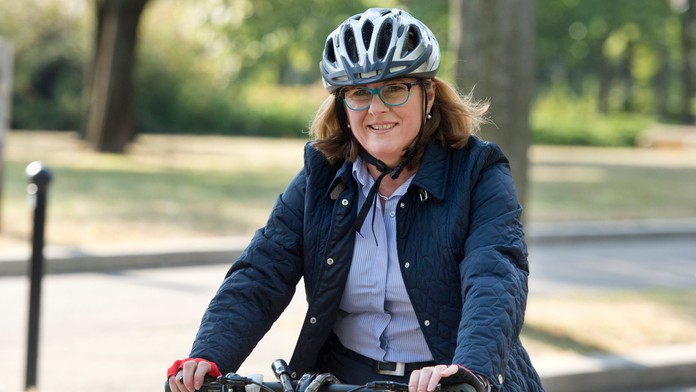 Ministerka pôdohospodárstva a rozvoja vidieka Gabriela Matečná prichádza na bicykli na schôdzu vlády.