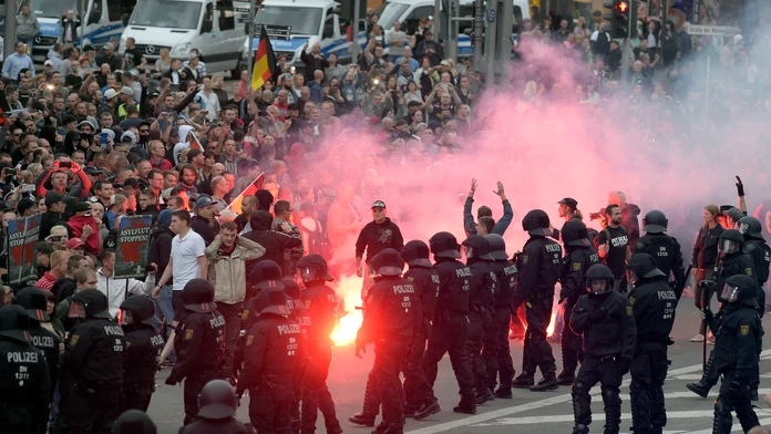 Polícia zasahuje proti pravicovým radikálom v Chemnitzi.