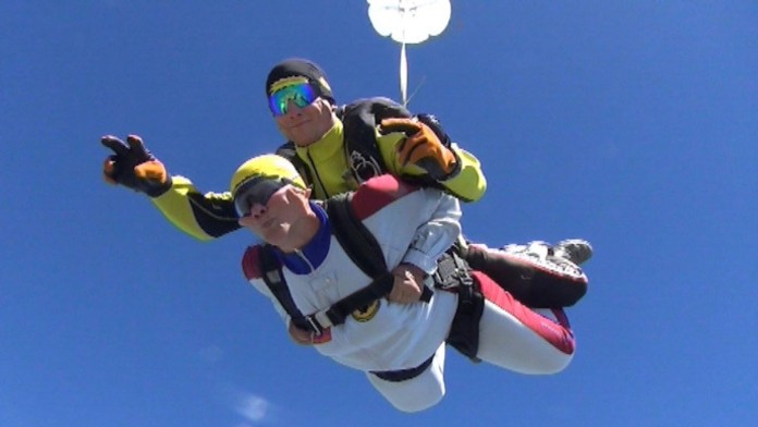 Pani Anka (80) skočila s padákom.