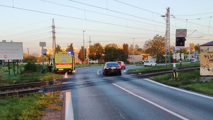 Železničné priecestie na Vrakunskej ceste v Bratislave, kde vlak zachytil mladú ženu.