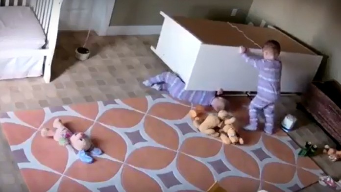 Chlapcov privalila komoda.