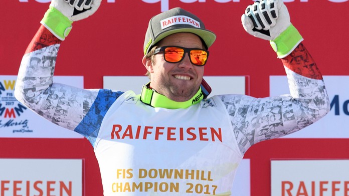 Švajčiar Beat Feuz sa raduje na pódiu z víťazstva v zjazde mužov na MS.