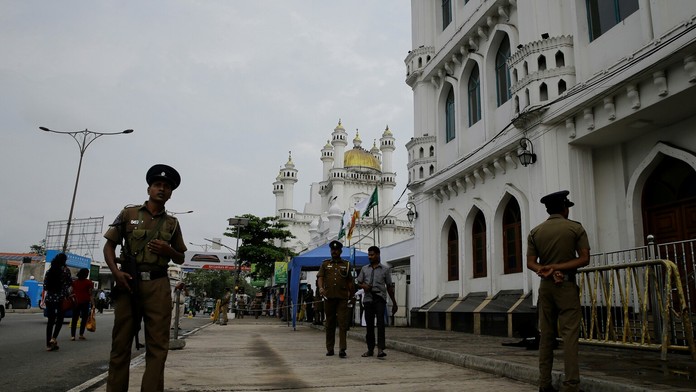 Príbuzní a známi rómskeho vajdu pred nemocnicou v Nitre