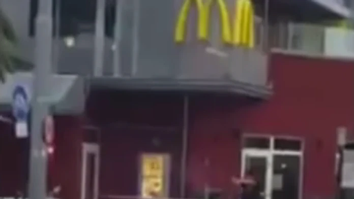 Útočníka nakamerovali počas streľby.
