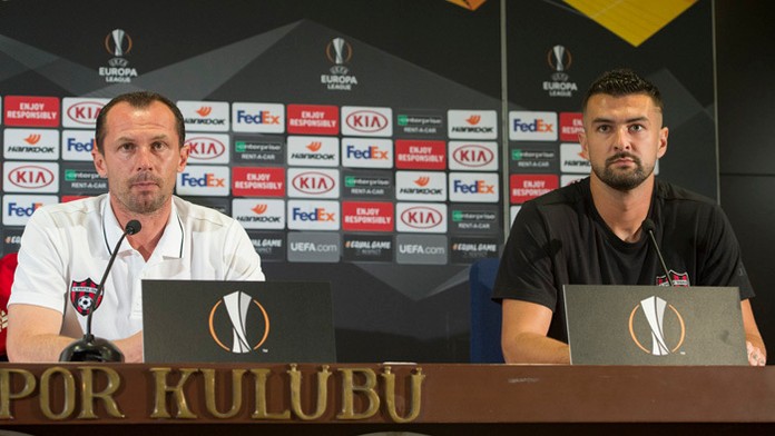 Tréner FC Spartak Trnava Radek Látal a kapitán tímu Boris Godál.