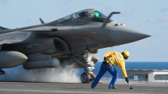 Štart bojového lietadla Rafale z paluby francúzskej lietadlovej lode Charles de Gaulle v Stredozemnom mori.