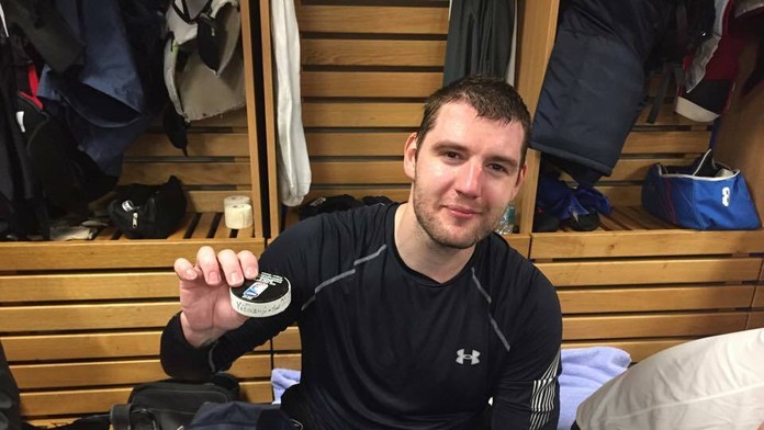 Andrej Meszároš drží víťazný puk, ktorý strelil do bieloruskej brány na MS v Ostrave. 3. mája