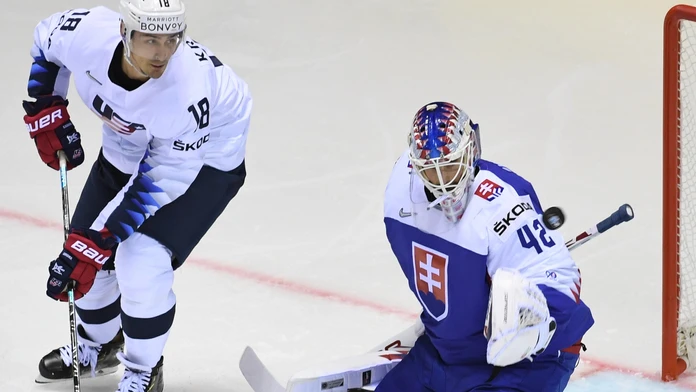 Matúš Sukeľ (chrbtom) sa teší s Mariánom Studeničom po strelení úvodného gólu v zápase proti USA na MS 2019.