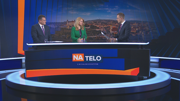 Alpská lyžiarka Petra Vlhová pózuje so svojím tímom na konci sezóny po obrovskom slalome v Soldeu.