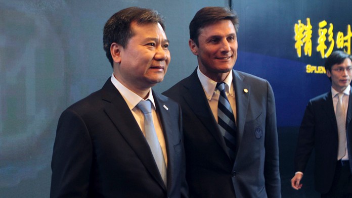Kapitán tímu Inter Miláno Javier Zanetti (vpravo) a nový majiteľ klubu  Čang Ťin-tung.