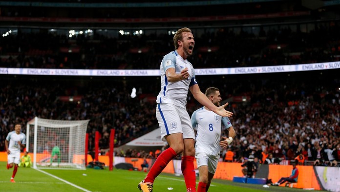 Na snímke vľavo smutný Martin Škrtel (Slovensko) a vpravo radujúci sa Škóti po výhre 1:0 v kvalifikácii.