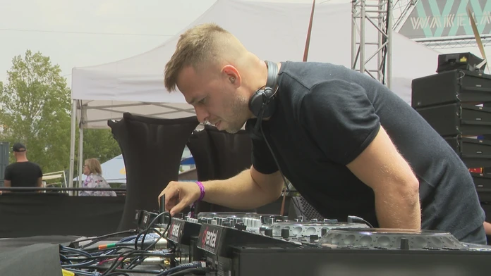 Mal byť novinár, no život zasvätil mixpultu. Toto je príbeh jedného z najúspešnejších slovenských DJ-ov
