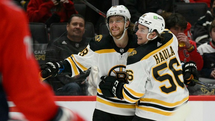 David Pastrňák a Erik Haula oslavujú gól v zápase zámorskej NHL.