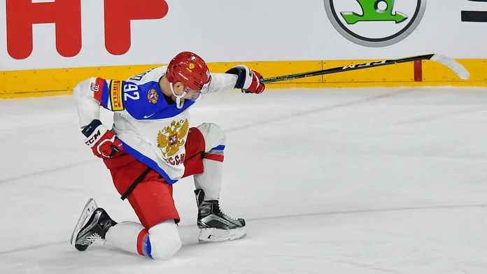 Rus Jevgenij Kuznecov jasá po góle v semifinále MS 2017 proti Kanade.