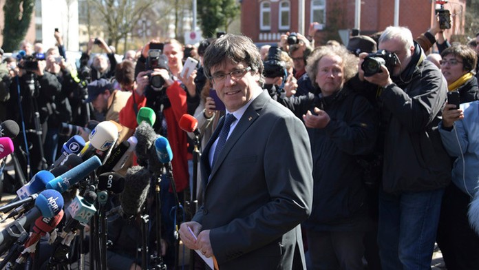 Carles Puigdemont po prepustení z väzenia v nemeckom meste Neumünster.