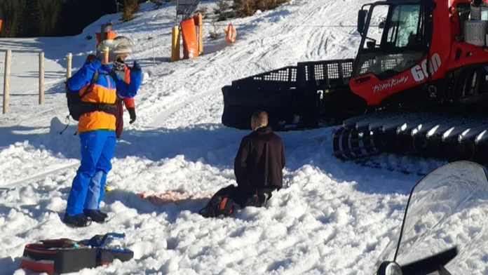 Do napnutého lana ratraku narazil lyžiar, od smrti ho delil centimeter. Očití svedkovia opísali tragédiu