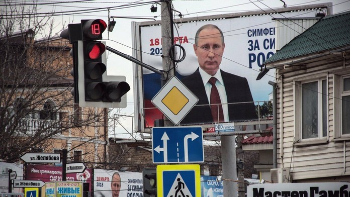 O víťazstve Putina neexistujú takmer žiadne pochybnosti, Kremeľ sa však obáva účasti. 