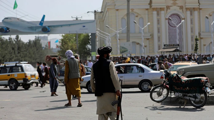 Bojovníci islamistického hnutia Taliban hliadkujú pred letiskom v Kábule.