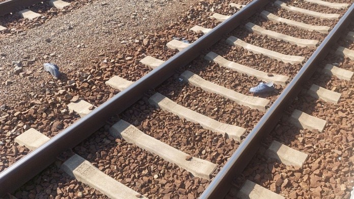 Starček chcel naskočiť do odchádzajúceho vlaku. 