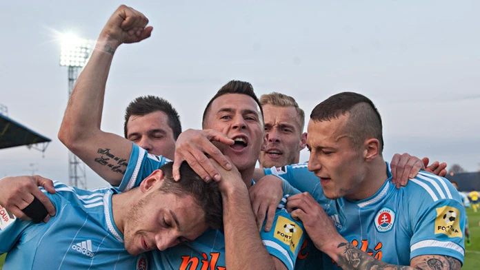 Radosť slovanistov, zľava autor gólu Vukan Savičevič, František Kubík, Nermin Crnkič, Slobodan Simovič a Adam Zreľák.