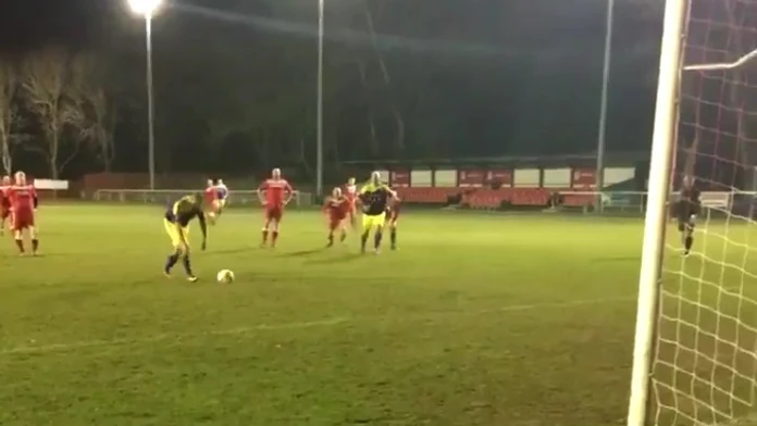 Lee Trundle a jeho netradičná realizácia pokutového kopu.