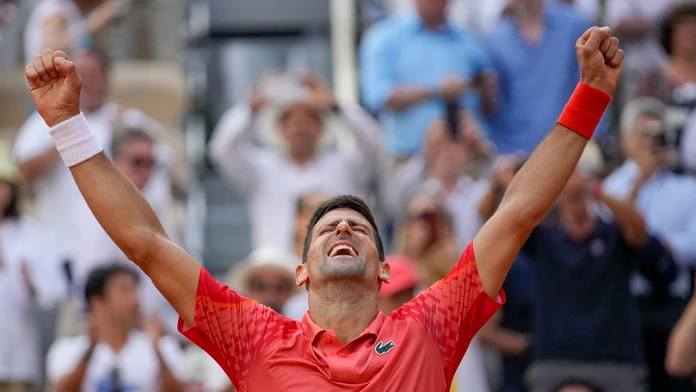 Srbský tenista Novak Djokovič sa teší po výhre proti Nórovi Casperovi Ruudovi.