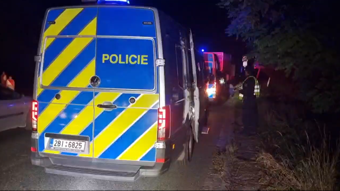 Českí policajti zadržali pri hraniciach so Slovenskom dodávku plnú migrantov
