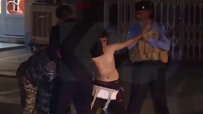Iracká polícia chytila chlapca s výbušninou na tele.