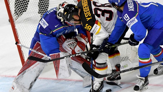 Yannic Seidenberg (Nemecko) a hráči Talianska Andreas Bernard a vľavo Raphael Andergassen.