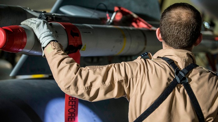 Pilot britského Tornada kontroluje zbrane na stíhačke po zásahu v Sýrii.