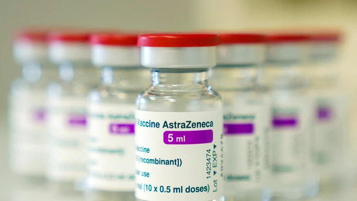 Na snímke ampulky s vakcínou od spoločnosti AstraZeneca proti ochoreniu Covid-19.
