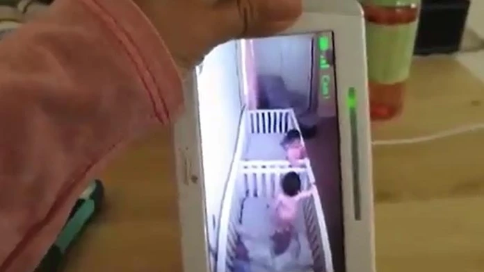 Dvojičky Mia a Keira sa rozprávajú v postieľke. Keď sa im prihovorí mama, hneď zareagujú.