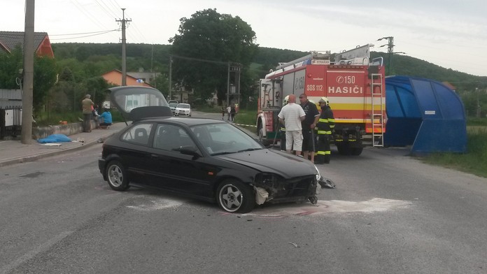 Osobné auto zmietlo zo zastávky dvoch ľudí