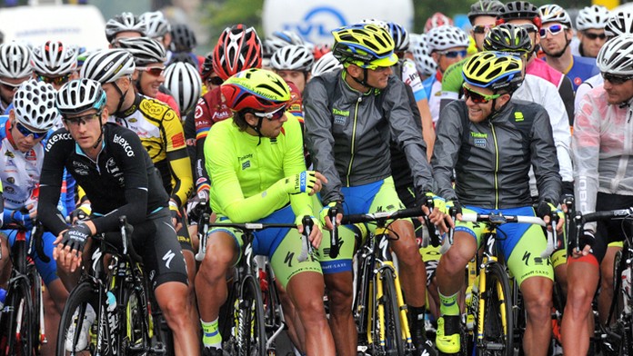 Na archívnej snímke v zelenom Peter Sagan, vedľa neho v čiernom drese Peter Velits.