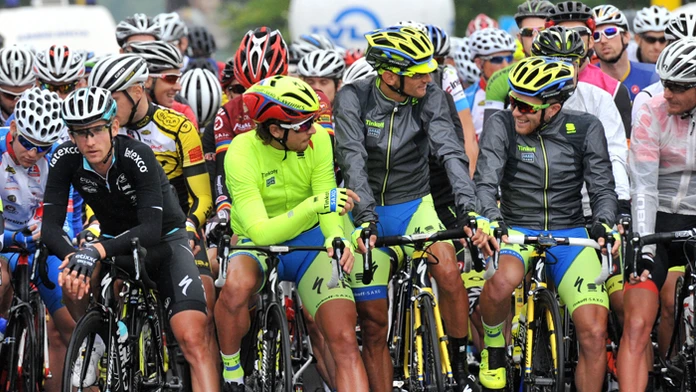 Na archívnej snímke v zelenom Peter Sagan, vedľa neho v čiernom drese Peter Velits.