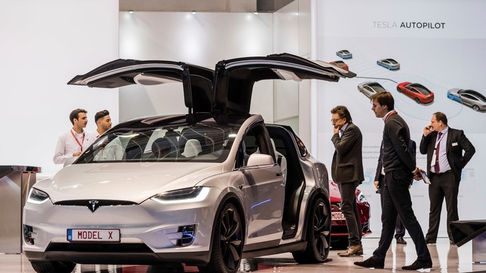 Muži si prezerajú automobil Tesla Model X