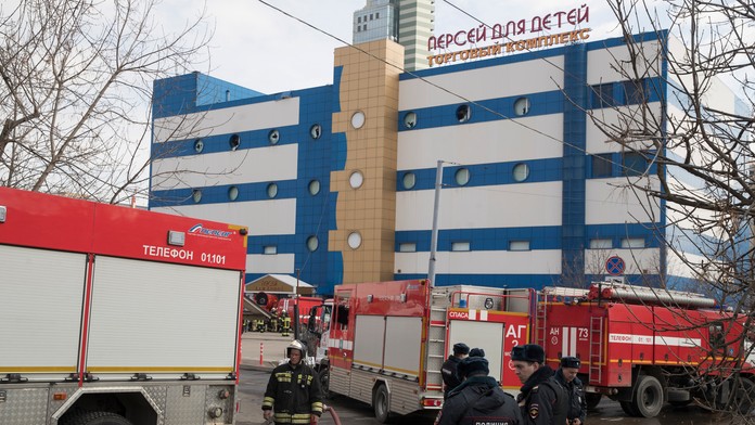 Požiar zrejme vypukol v sklade s detskými hračkami. 